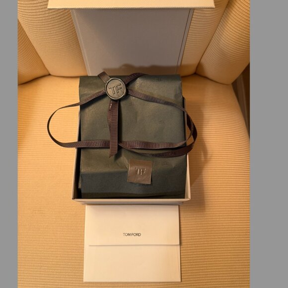 Tom Ford Gift Box with envelope and Ribbon - Picture 6 of 7